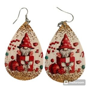 NWOT-🎄Gnome Christmas Faux Leather Teardrop Earrings🎄